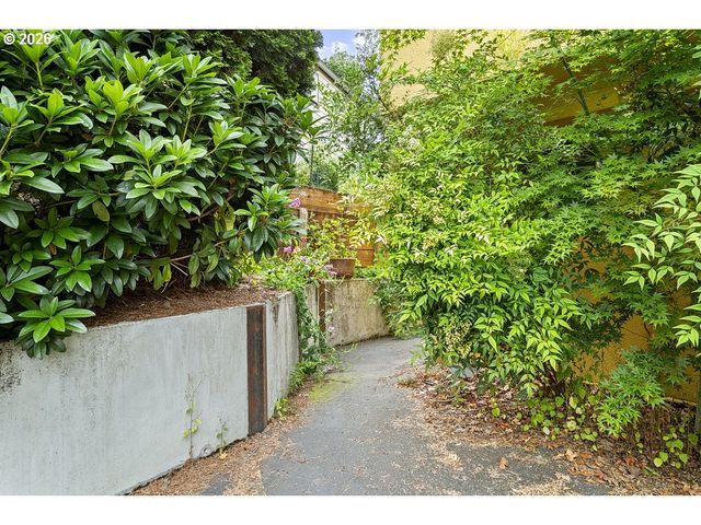 839 Sw BROADWAY Dr 71, Portland, OR 97201