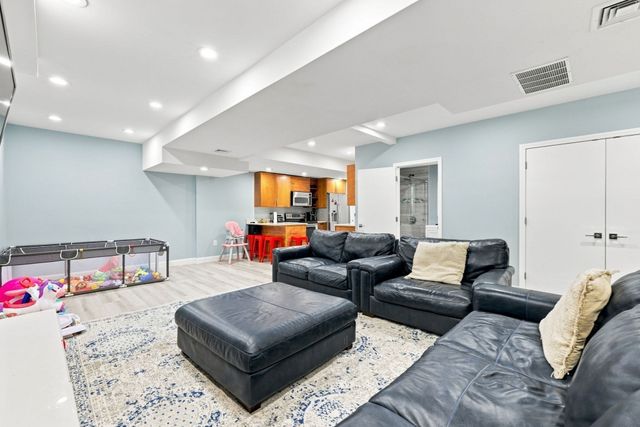 61 Walnut St, Saugus, MA 01906