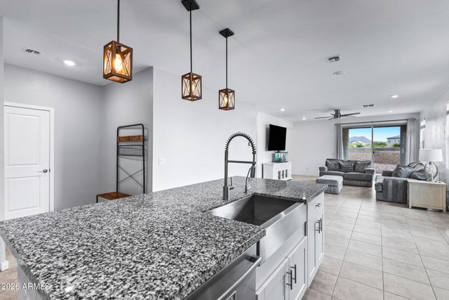 33818 N BEEBLOSSOM Trail, San Tan Valley, AZ 85144