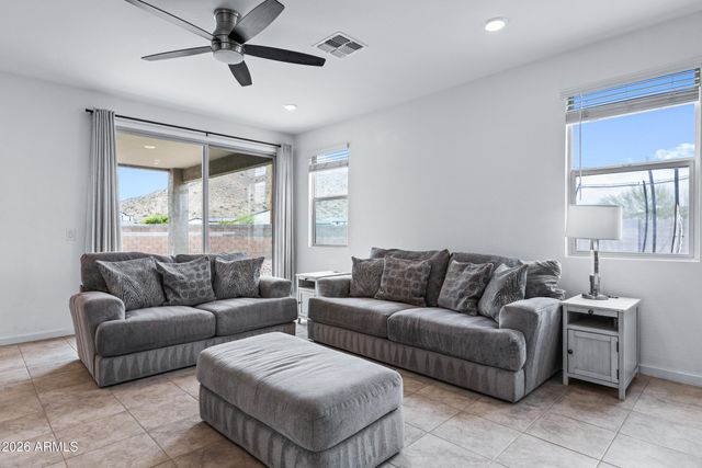 33818 N BEEBLOSSOM Trail, San Tan Valley, AZ 85144