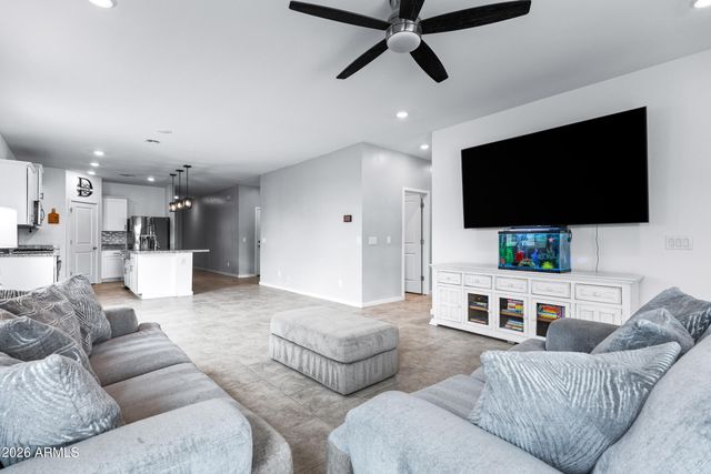 33818 N BEEBLOSSOM Trail, San Tan Valley, AZ 85144