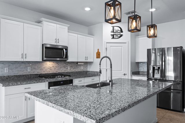 33818 N BEEBLOSSOM Trail, San Tan Valley, AZ 85144