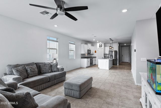 33818 N BEEBLOSSOM Trail, San Tan Valley, AZ 85144