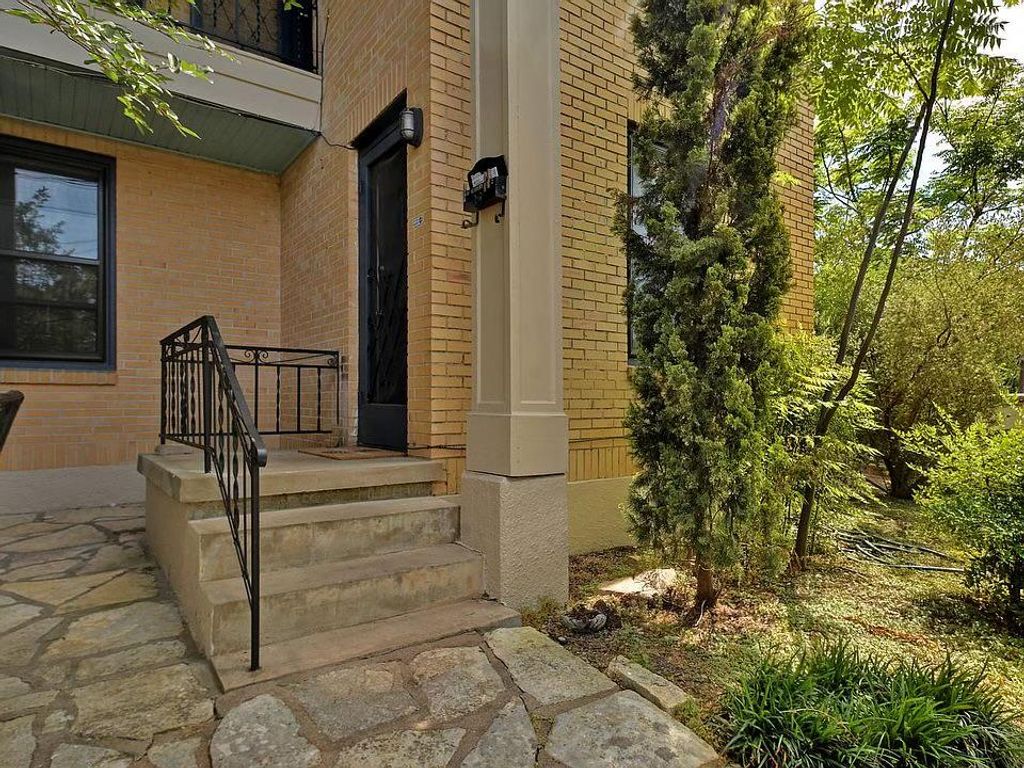 209 Academy DR 2, Austin, TX 78704
