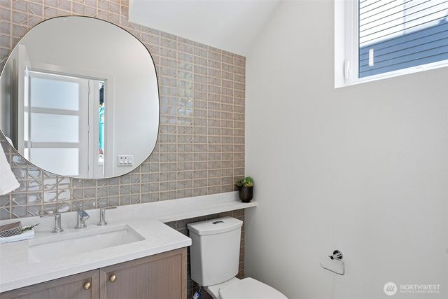 8037 Wallingford Avenue N, Seattle, WA 98103