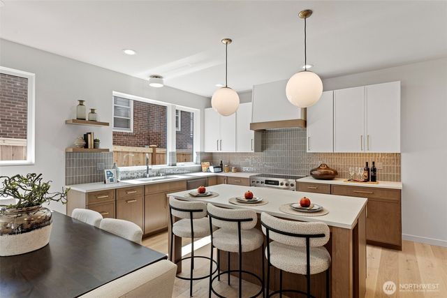 8037 Wallingford Avenue N, Seattle, WA 98103