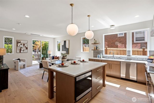 8037 Wallingford Avenue N, Seattle, WA 98103