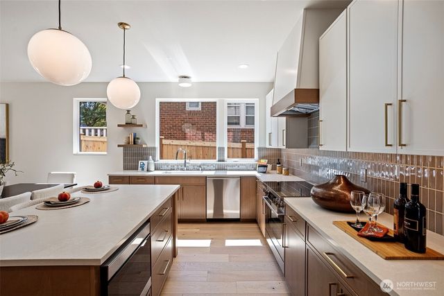 8037 Wallingford Avenue N, Seattle, WA 98103