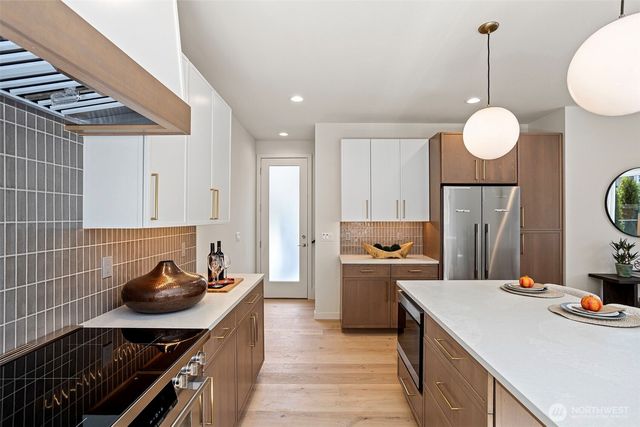 8037 Wallingford Avenue N, Seattle, WA 98103