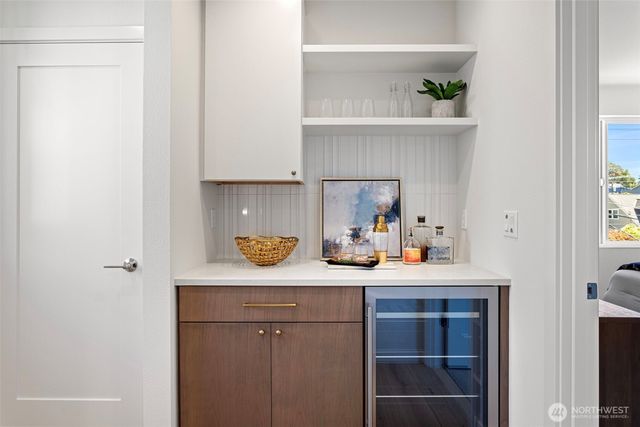 8037 Wallingford Avenue N, Seattle, WA 98103