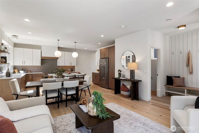 8037 Wallingford Avenue N, Seattle, WA 98103