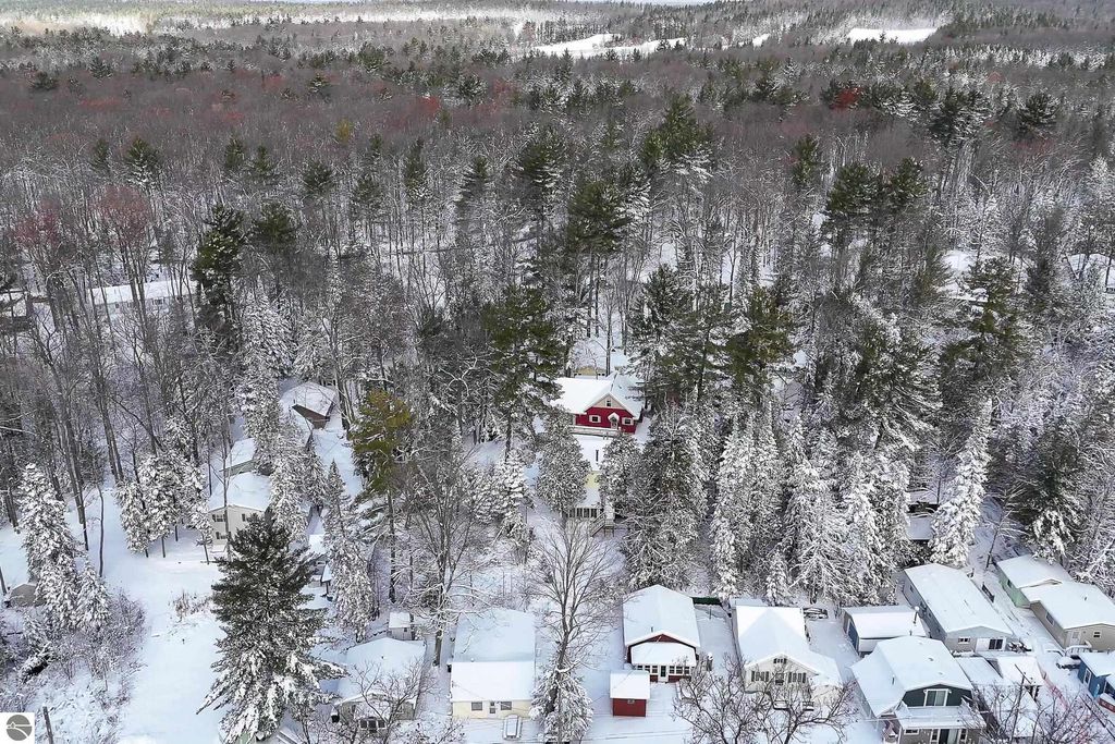 Image 4 of property listing at 103 Red Bird Legion Drive, Roscommon, MI 48653