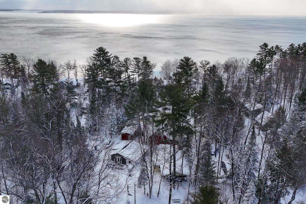 Image 7 of property listing at 103 Red Bird Legion Drive, Roscommon, MI 48653