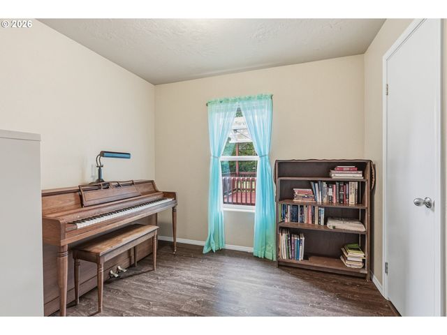 1047 BEAVER CREEK Rd, Cathlamet, WA 98612
