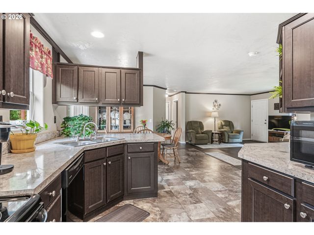 1047 BEAVER CREEK Rd, Cathlamet, WA 98612