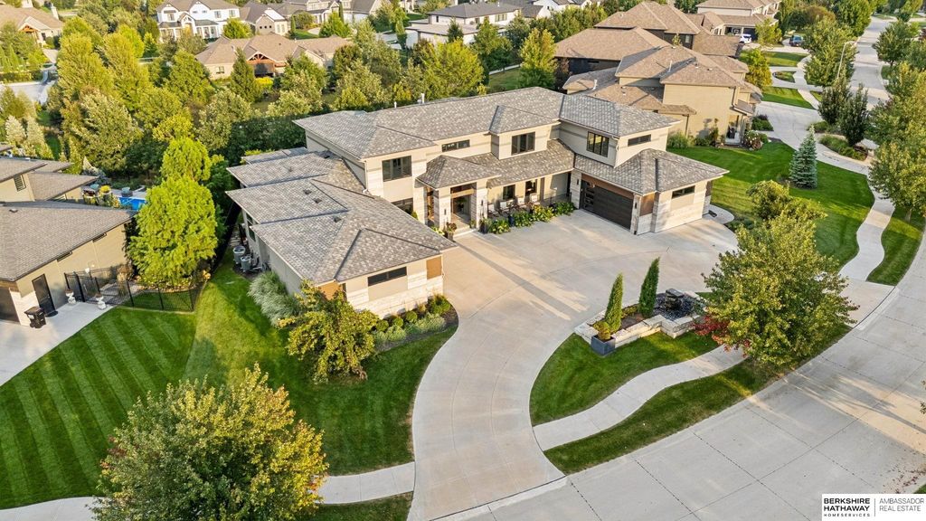 1605 S 219th Avenue, Elkhorn, NE 68022