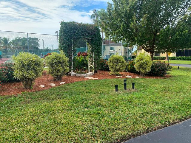 317 Knotty Pine Circle C2, Greenacres, FL 33463