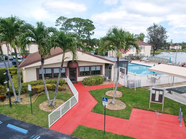 317 Knotty Pine Circle C2, Greenacres, FL 33463