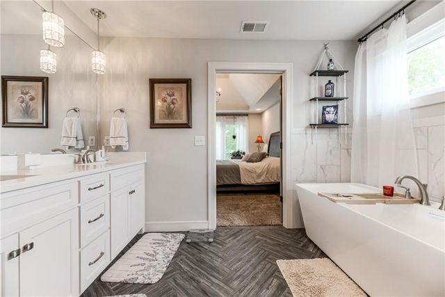 529 NE Legacy View Drive, Lee's Summit, MO 64086