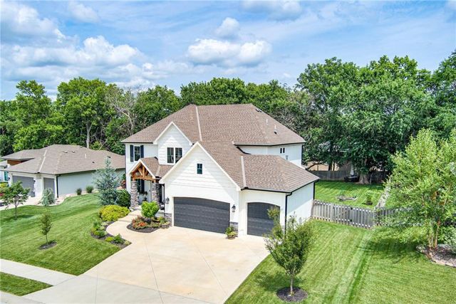 529 NE Legacy View Drive, Lee's Summit, MO 64086