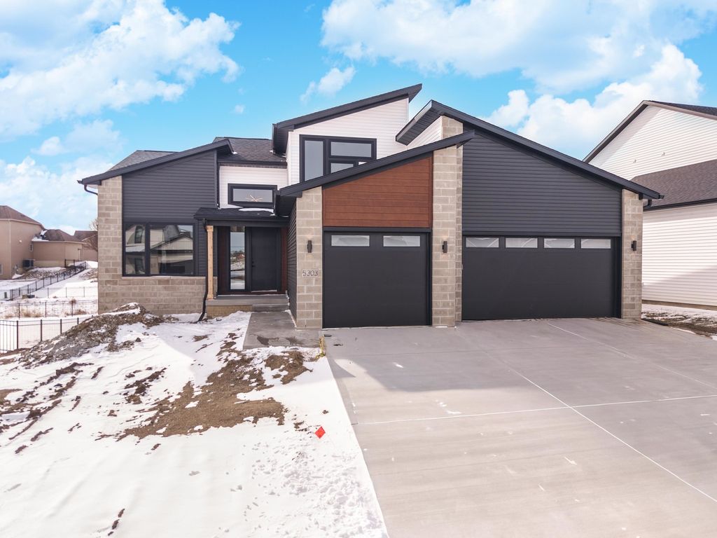 5303 Finlen Lane, Bloomington, IL 61705