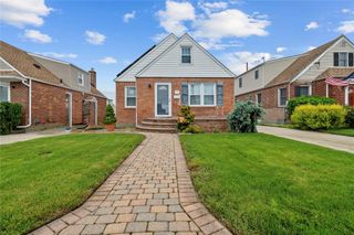 678 Margaret Street, Franklin Square, NY 11010