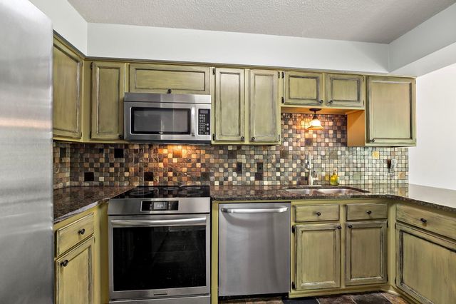 2890 Castleford Court, Woodbury, MN 55125