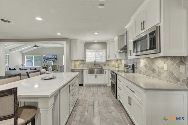 635 Riverside Path, Canyon Lake, TX 78133