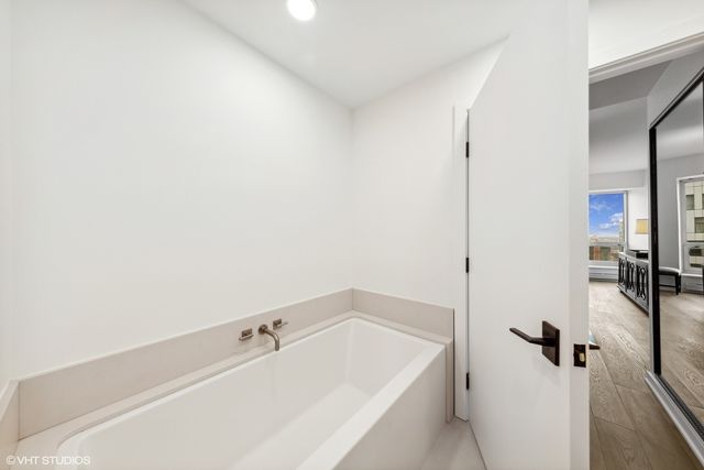 57 E Delaware Place 2805, Chicago, IL 60611