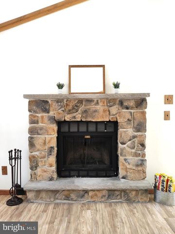 391 BERRY LN, Pocono Lake, PA 18347