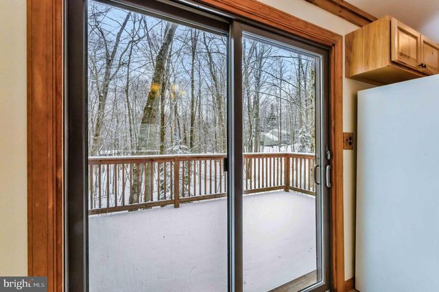 391 BERRY LN, Pocono Lake, PA 18347