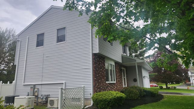 7 Berkshire Drive, Colonie, NY 12205