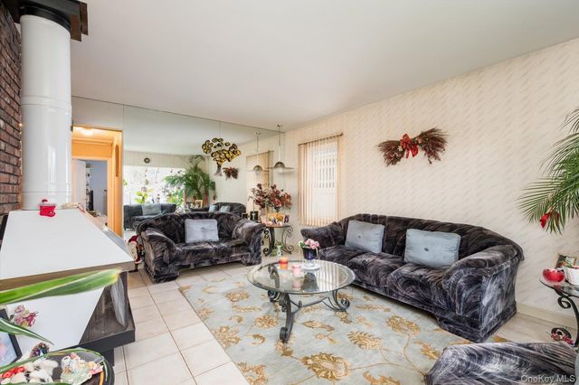 527 Willow Street, South Hempstead, NY 11550