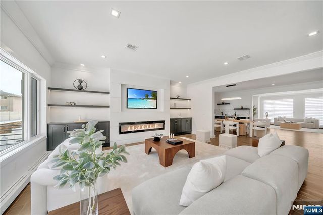 428 6th Street 1, Palisades Park, NJ 07650