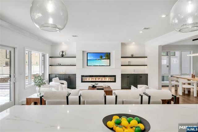 428 6th Street 1, Palisades Park, NJ 07650