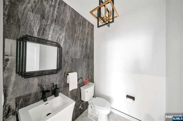 428 6th Street 1, Palisades Park, NJ 07650