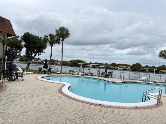 671 NE 195th St 121E, Miami, FL 33179