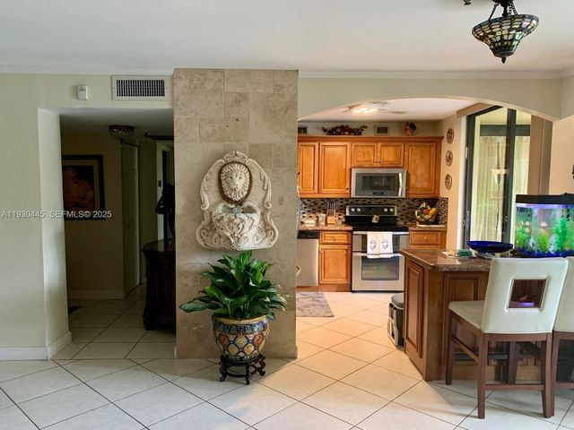 671 NE 195th St 121E, Miami, FL 33179