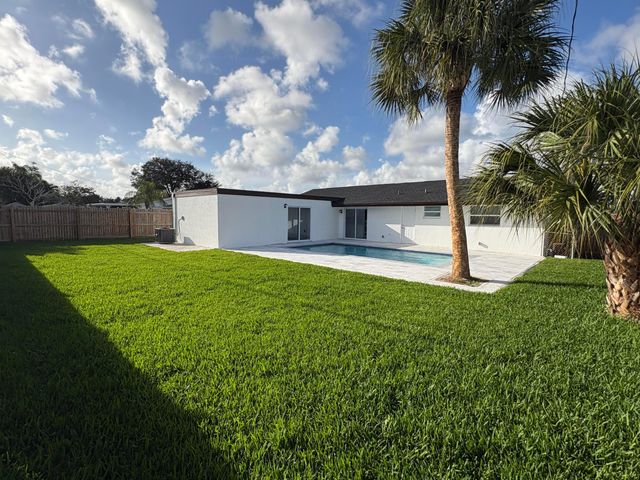 4318 Crestdale Street, Palm Beach Gardens, FL 33410