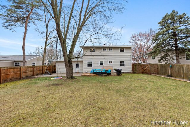 8314 Peachtree Avenue NE, Rockford, MI 49341