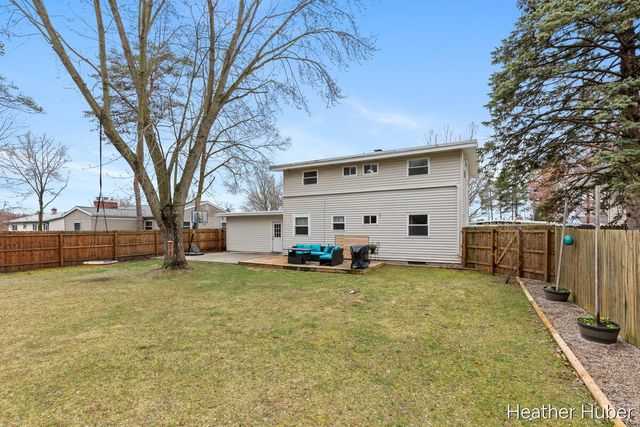 8314 Peachtree Avenue NE, Rockford, MI 49341