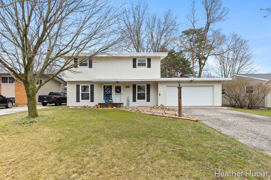 8314 Peachtree Avenue NE, Rockford, MI 49341
