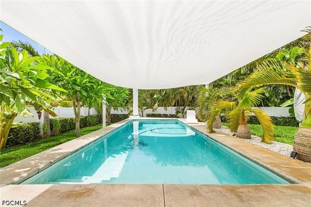 914 Dolphin DR, Cape Coral, FL 33904