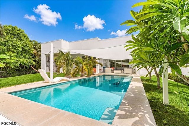 914 Dolphin DR, Cape Coral, FL 33904