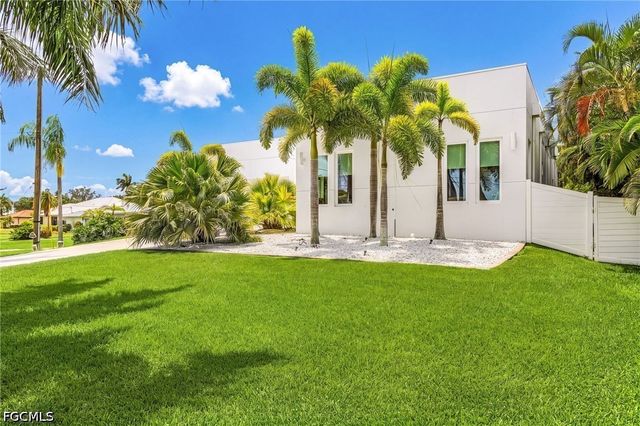914 Dolphin DR, Cape Coral, FL 33904