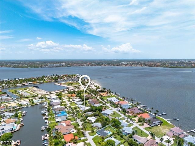 914 Dolphin DR, Cape Coral, FL 33904