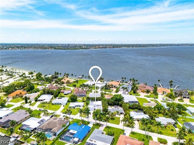 914 Dolphin DR, Cape Coral, FL 33904