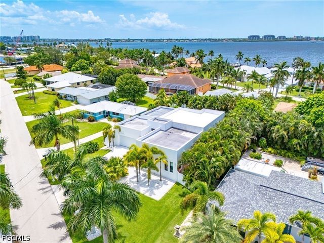 914 Dolphin DR, Cape Coral, FL 33904