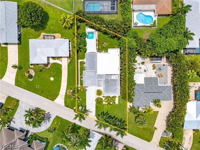 914 Dolphin DR, Cape Coral, FL 33904