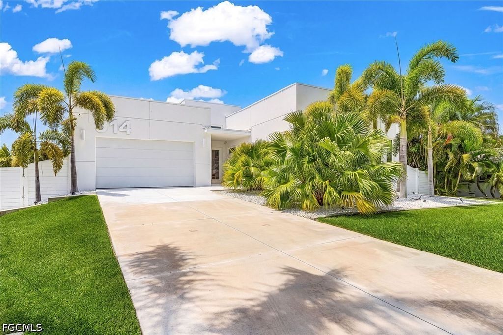 914 Dolphin DR, Cape Coral, FL 33904